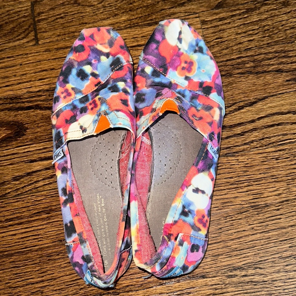 TOMS slip on